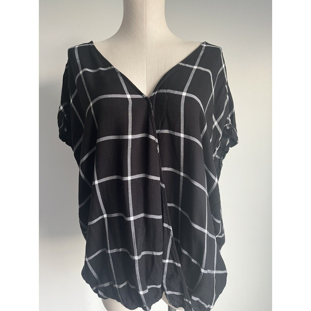 ✅SOLD Torrid Surplice Wrap Top Size 2X Black White Shirt - Picture 6 of 13